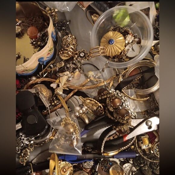 1 LB Vintage Modern Jewelry Lot- MYSTERY BOX! Wearable DIY crafts, recycle junk - Picture 4 of 15